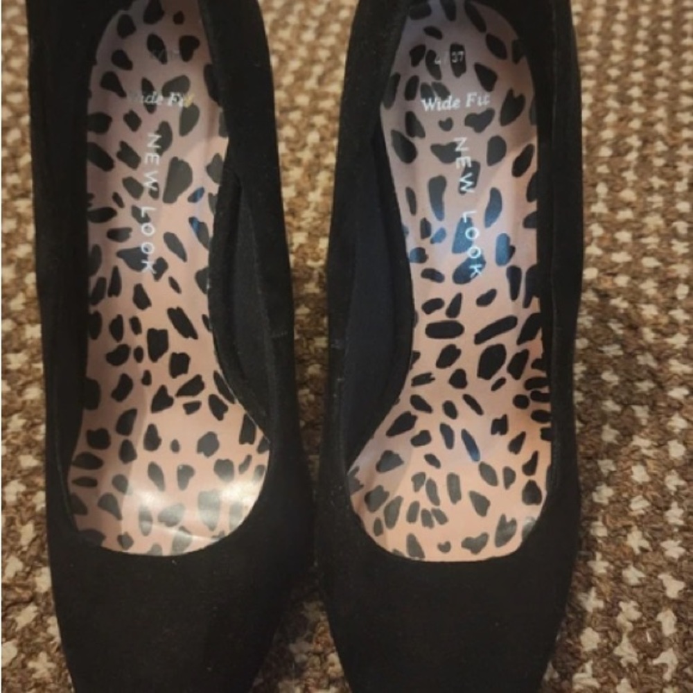 Elegant Black Heels with Leopard Print Insole